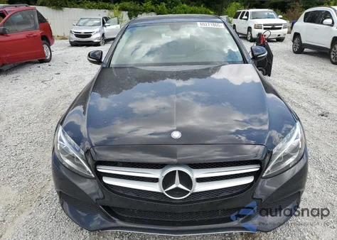 2015 Mercedes-Benz C 300 z USA, uszkodzony, nr VIN 55SWF4JB3FU070164